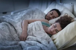 مزایای خوابیدن زن و شوهر کنار همدیگر
