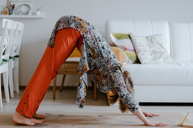 3. حرکت سر پایین  (Adho Mukha Svanasana)