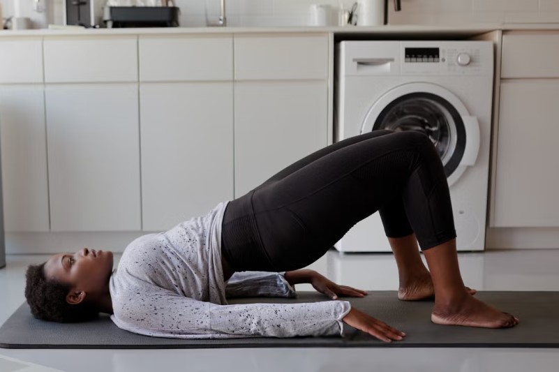 2.  حرکت پل  (Bridge Pose)