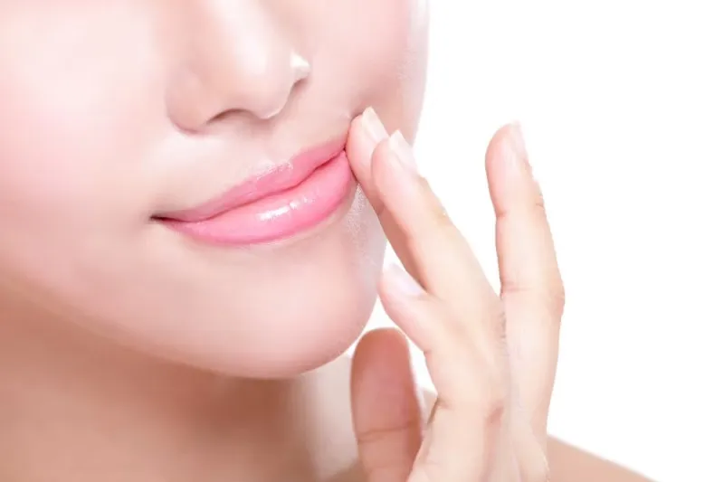 راهکارهای عملی برای مرطوب نگه داشتن لب‌ها