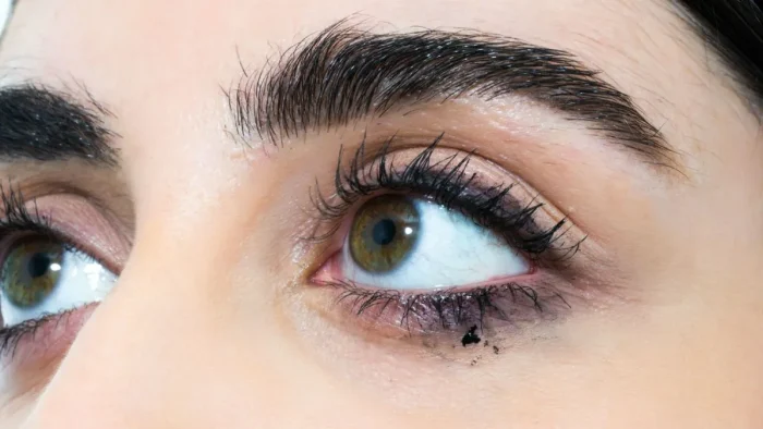 چگونه مشکل پخش شدن ریمل بر اثر تعریق را چطور حل کنیم؟