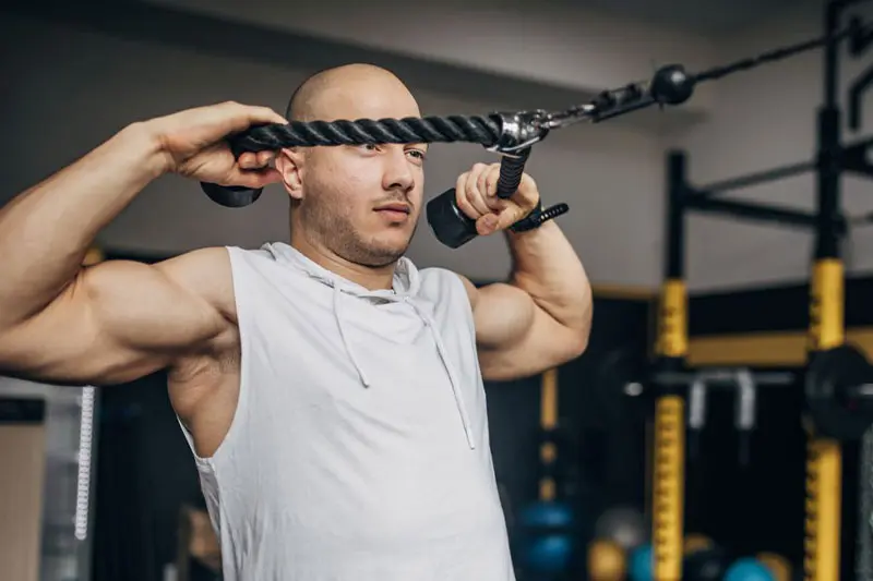 1.کشیدن کابل به سمت صورت (Cable Face Pulls)