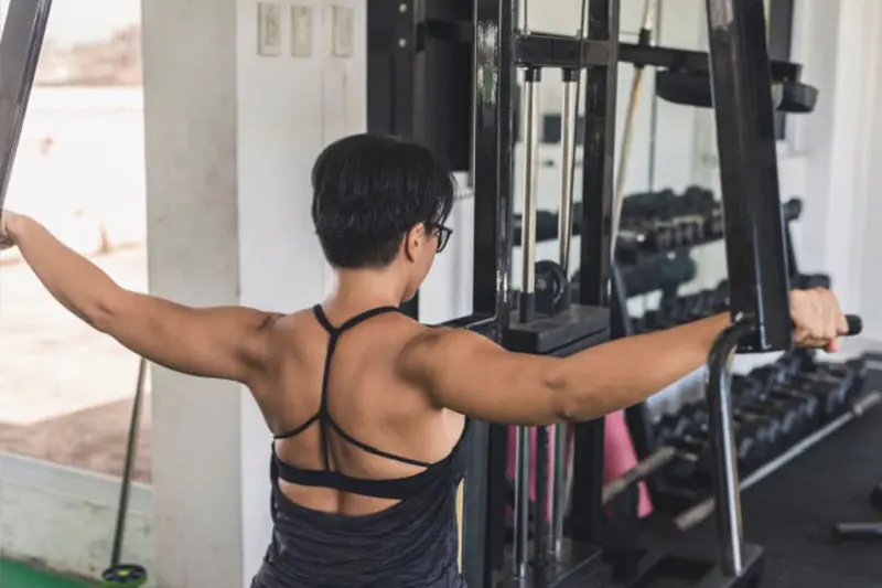 4.فلای معکوس با دستگاه پک دک (Reverse Pec Deck)