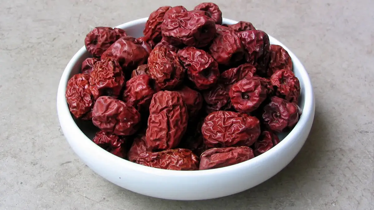 خواص عناب برای زنان؛ میوه ای کوچک با تاثیر بزرگ