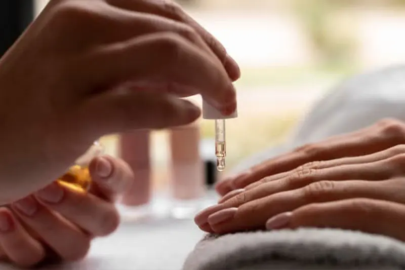 روش های صحیح استفاده از روغن های تقویت کننده ناخن