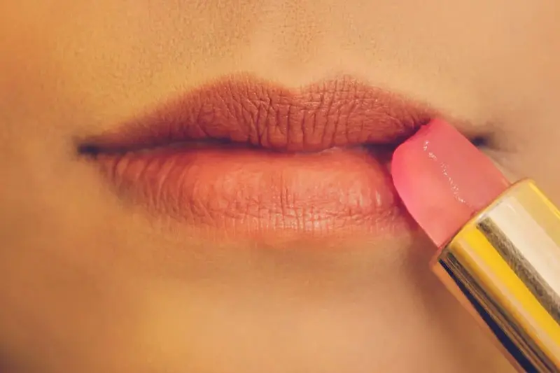 نقش بافت لب ها در ماسیدن رژ