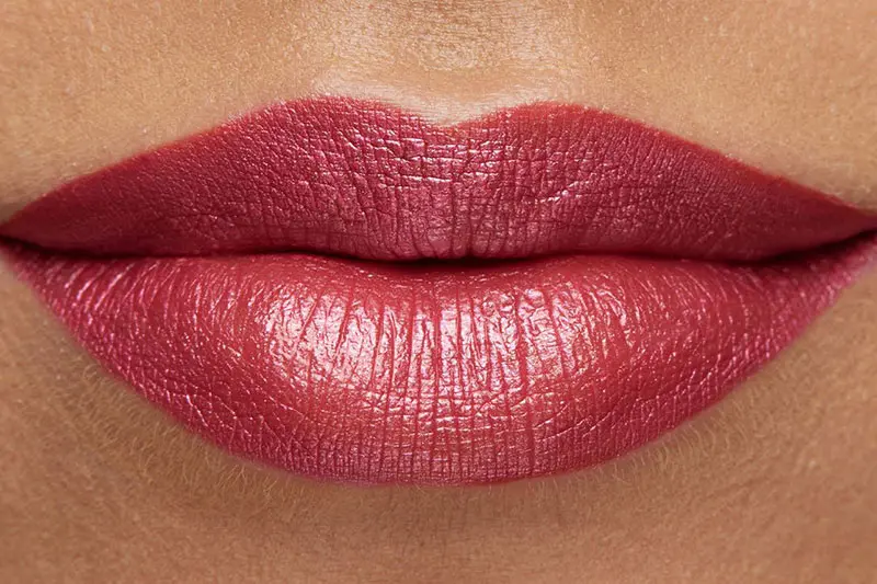 انتخاب رژ لب مناسب؛ گامی مهم در آرایش صورت