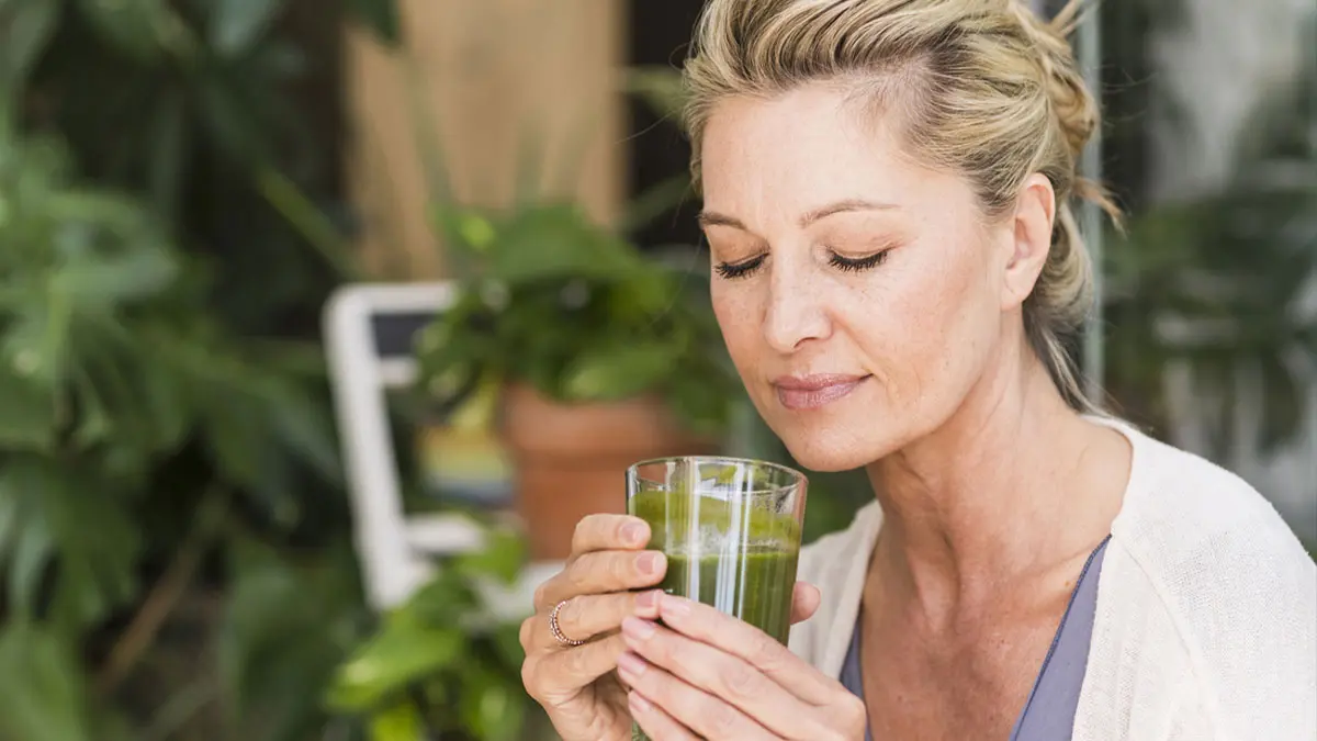 ۱۰ نوشیدنی طبیعی برای تقویت حافظه و تمرکز مغز