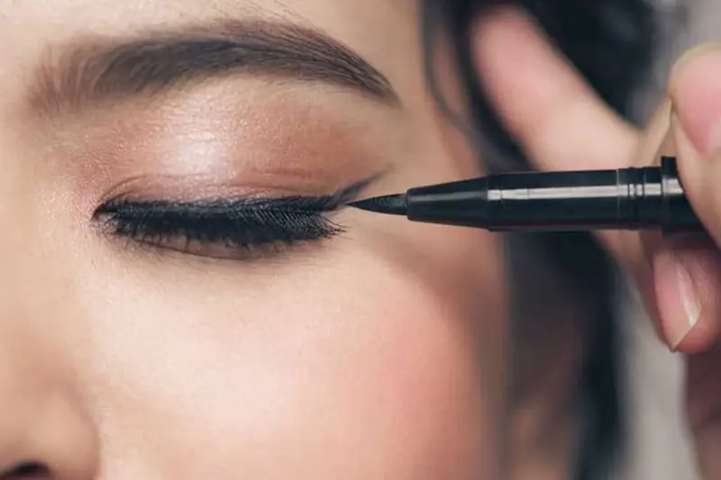 دلایل خشک شدن مداد چشم