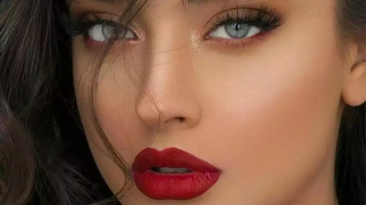 آرایش رژ لب قرمز