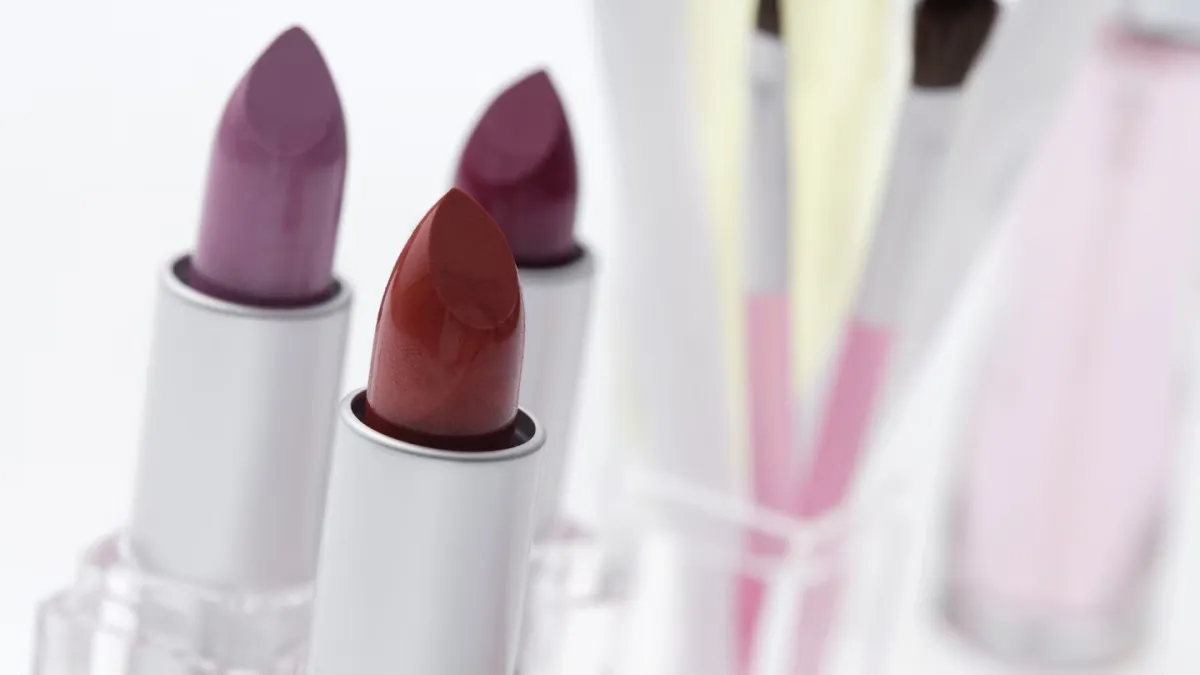 5 رنگ رژ لب مناسب برای لبهای بزرگ