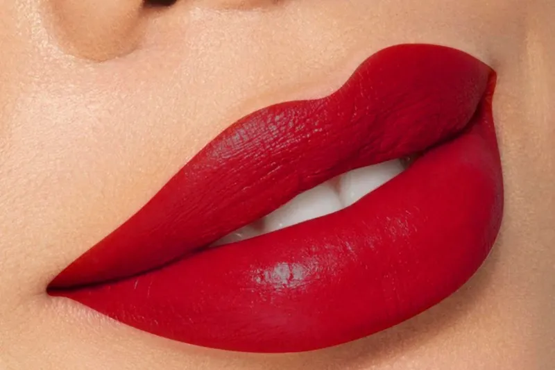 1. رژ لب قرمز تیره، کلاسیک جاودانه