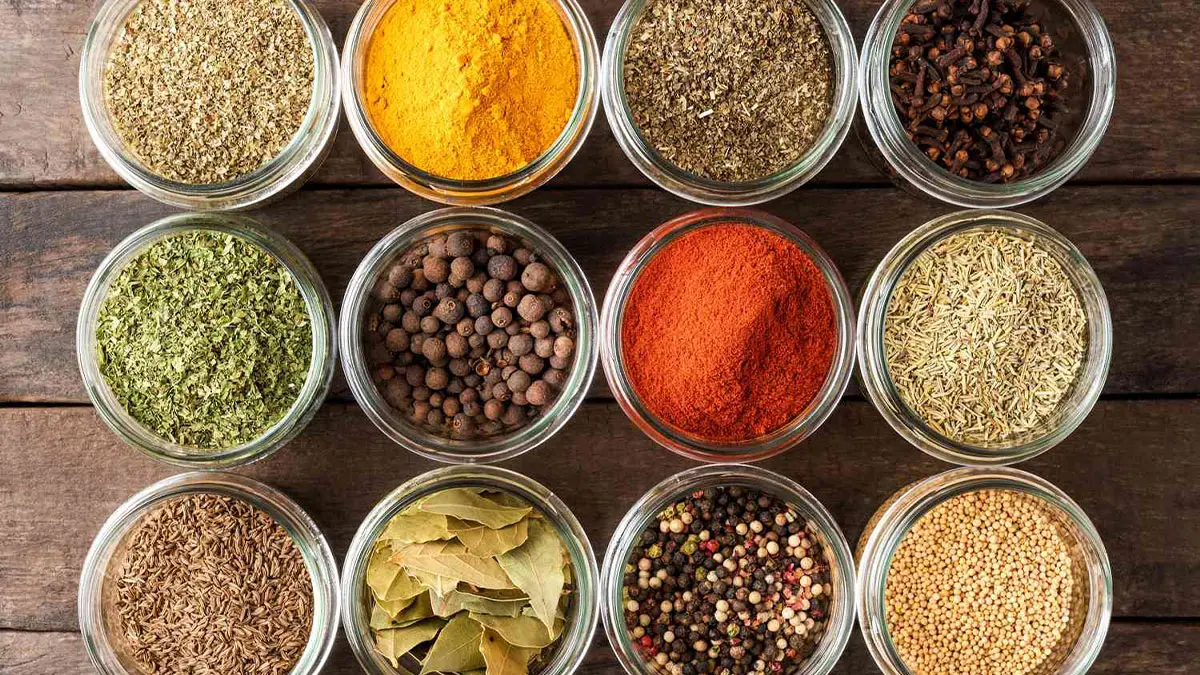 پنج گیاه و ادویه که به بهبود هضم کمک می کنند