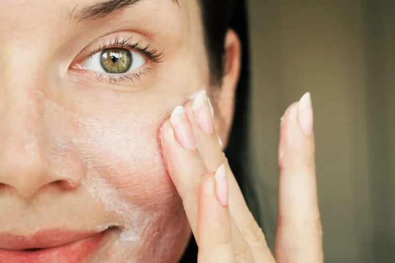 چگونه با خشکی پوست مقابله کنیم؟