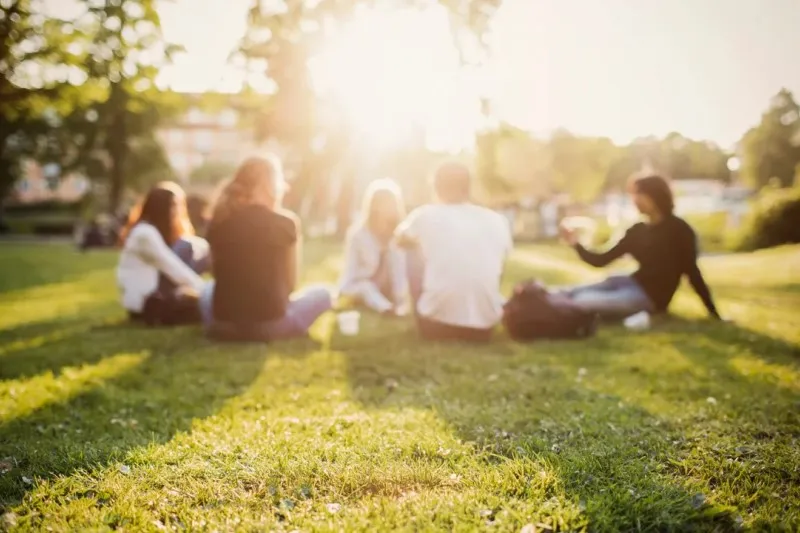 راه هشتم: با دوستان سالم معاشرت کنید