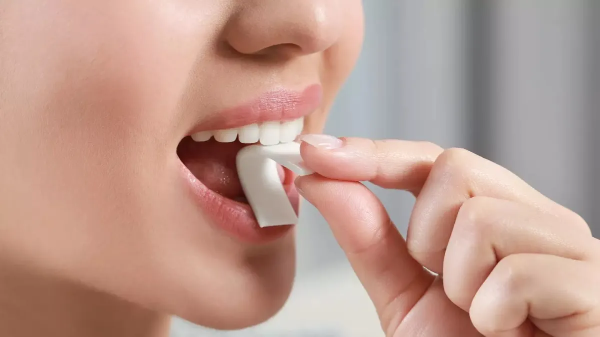 What are the dangers of swallowing gum?