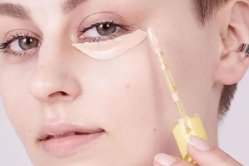 چرا کانسیلر زیر چشم جمع می شود؟