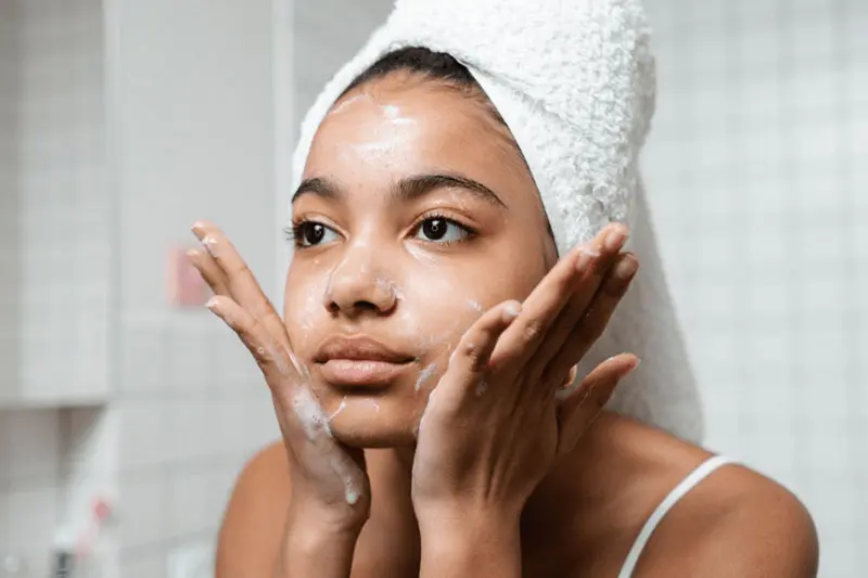 خوابیدن با صورت شستهنشده یا آرایشدار