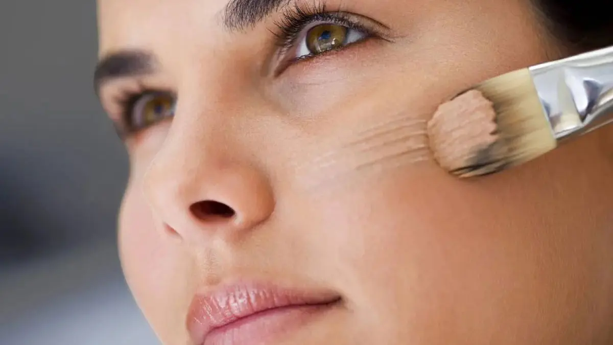 علت پوسته پوسته شدن صورت بعد از کرم پودر زدن