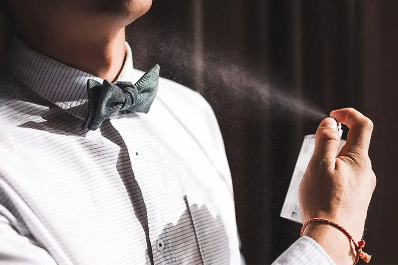 آیا باید عطر را روی پوست بزنیم؟