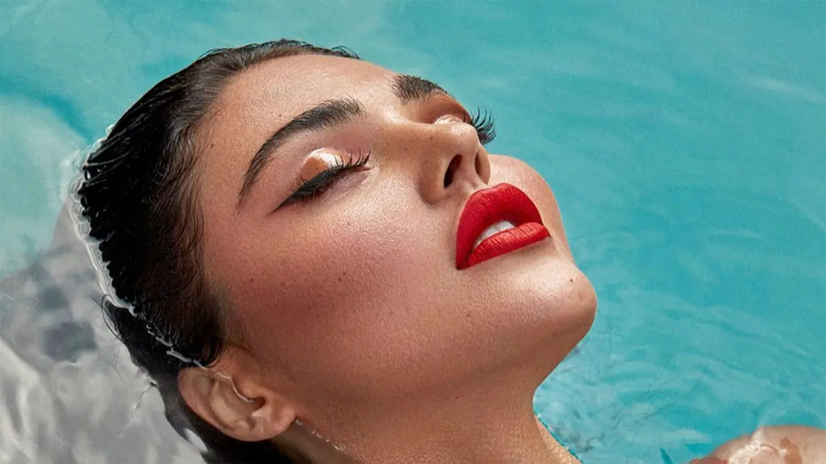 میکاپ استخری یا میکاپ واترپروف چیست و چطور آن را انجام دهیم؟