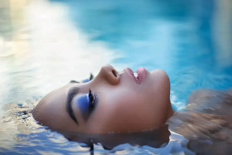 مراحل آمادهسازی پوست قبل از میکاپ استخری