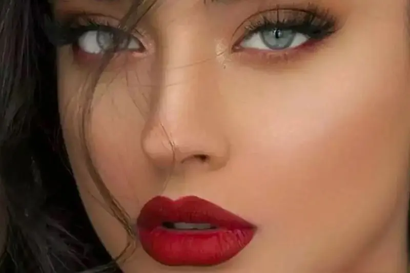 - آرایش اسموکی با رژ قرمز 3