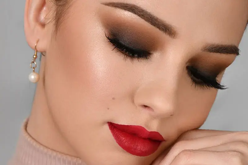 - آرایش اسموکی با رژ قرمز 5