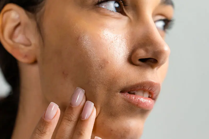 اشتباهات رایج دیگر در روتین پوستی که چربی پوست را تشدید میکنند