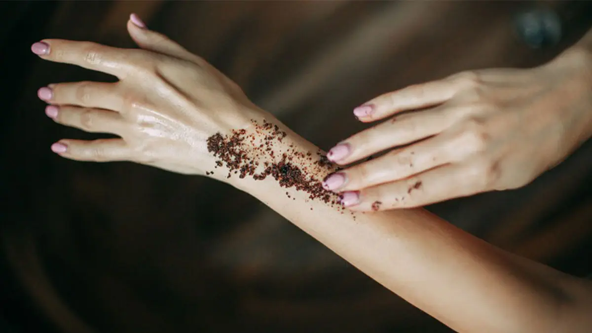 اسکراب بدن قبل از شیو برای داشتن پوستی صاف و بدون التهاب