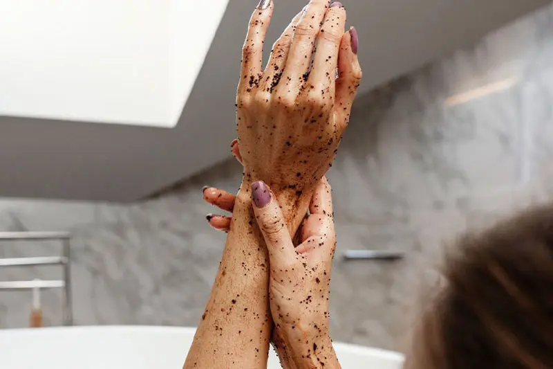 اسکراب بدن با صابون و قهوه + روغن نارگیل (برای پوست معمولی)