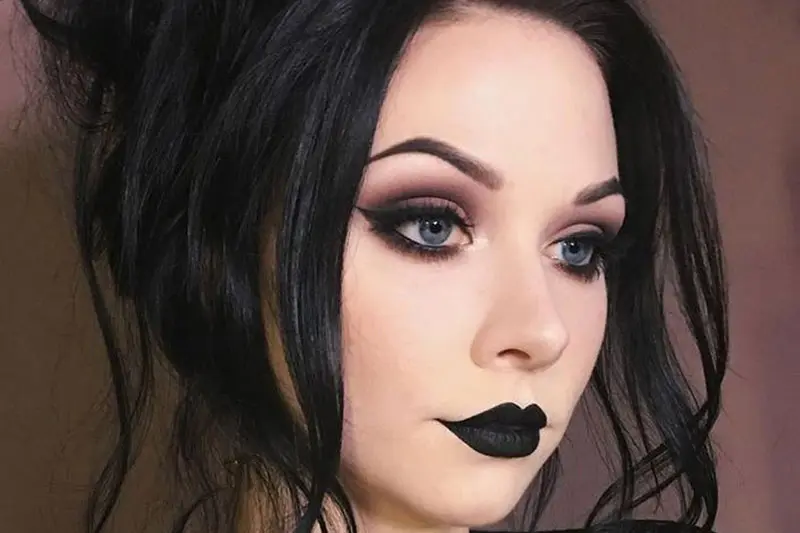 رژ لب تیره و مات