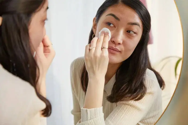 استفاده از تونر برای تعادل pH و آرامسازی پوست