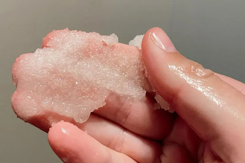 چرا اسکراب بهترین روش برای بهبود موهای زیر پوستی است؟