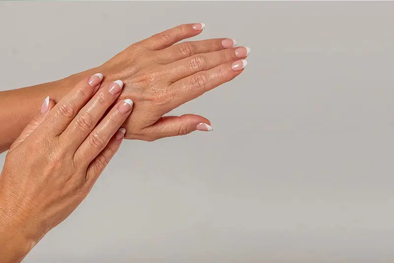 چگونه ماندگاری نتایج جوانسازی دست را حفظ کنیم؟