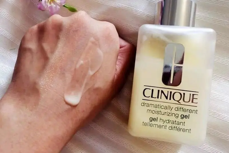 ژل مرطوبکننده دراماتیکالی دیفرنت کلینیک