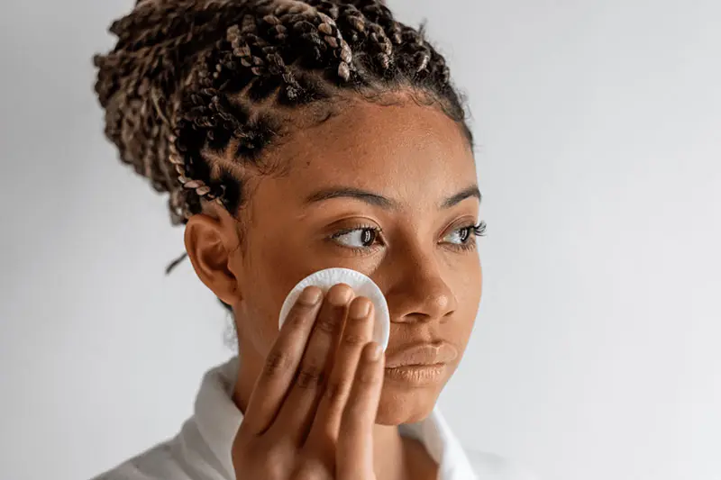 فواید تونر برای پوست مستعد جوش