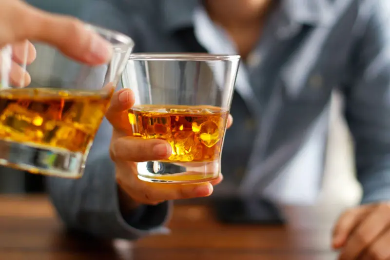 آیا نوع نوشیدنی الکلی در بروز آکنه مهم است؟